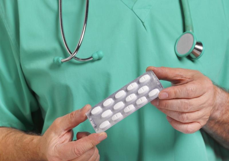 Lekarz prezentujące tabletki